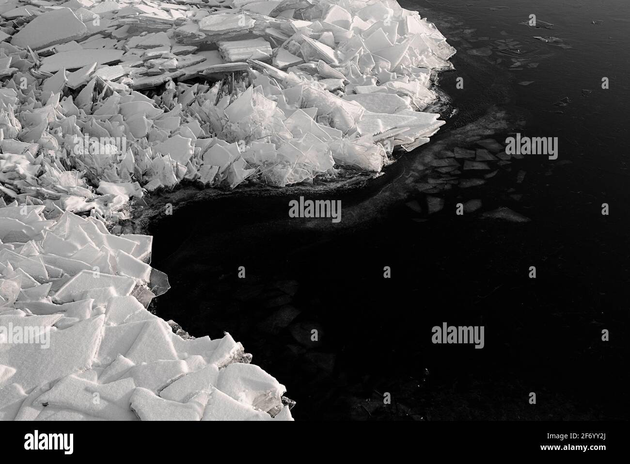 Frammenti di ghiaccio sulla riva del lago Huron, Port Sanilac, Michigan Foto Stock