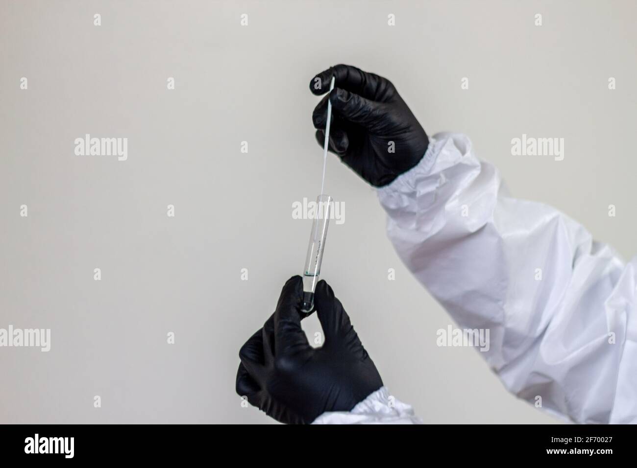 Kit per il prelievo di campioni con tampone di coronavirus da parte di un tecnico sanitario medico. Test con tampone nasale COVID-19 Foto Stock