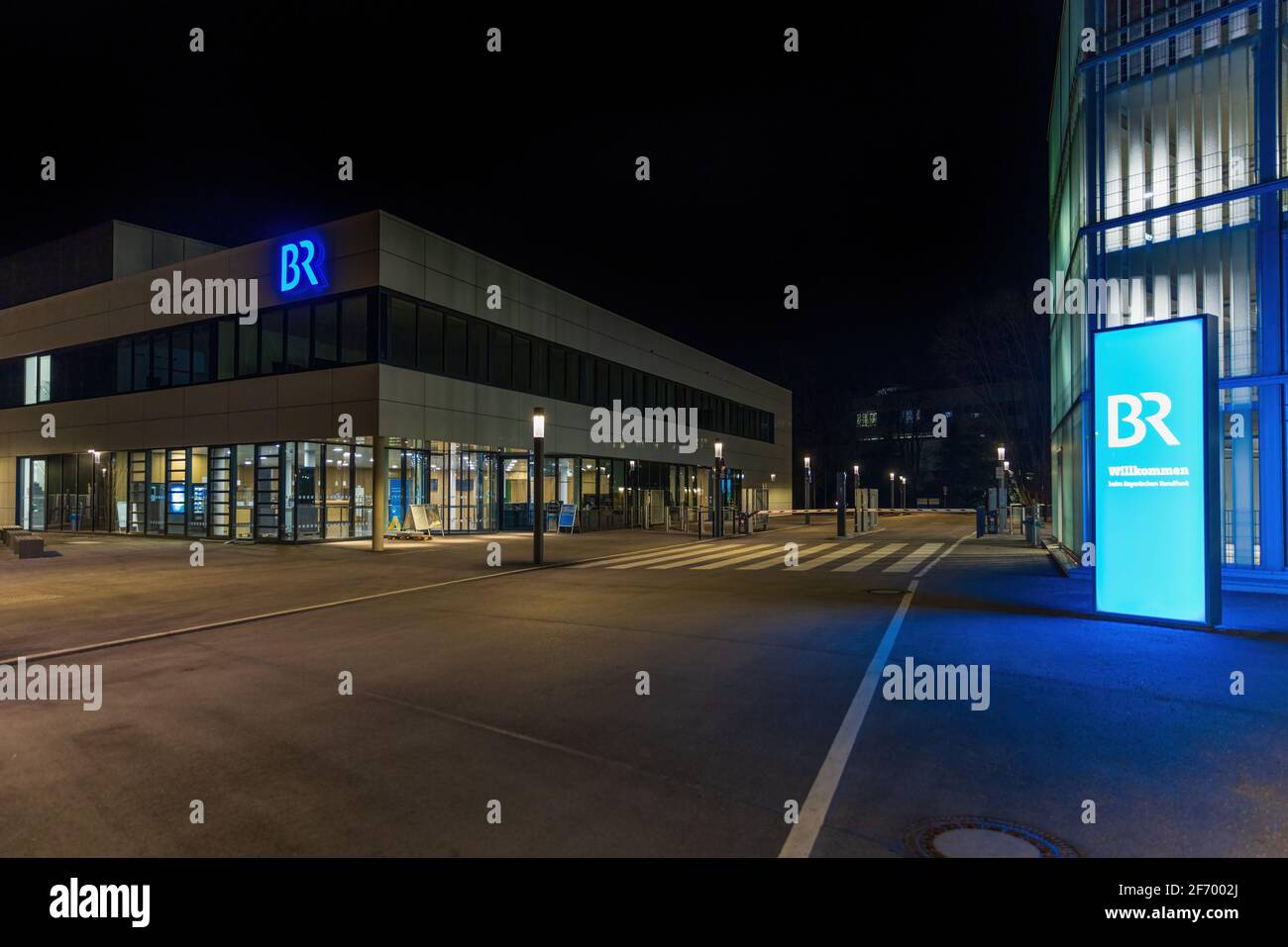 MONACO di BAVIERA, GERMANIA - MARZO 2021: L'ingresso principale di Bayerische Rundfunk a Freimann, Monaco di Baviera Foto Stock