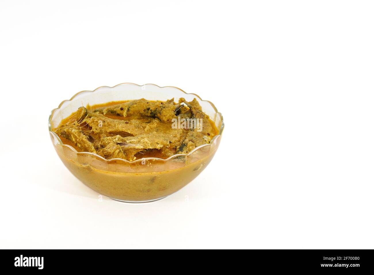 Kerala Sardine pesce curry con mango e cocco in un recipiente in vetro Foto Stock