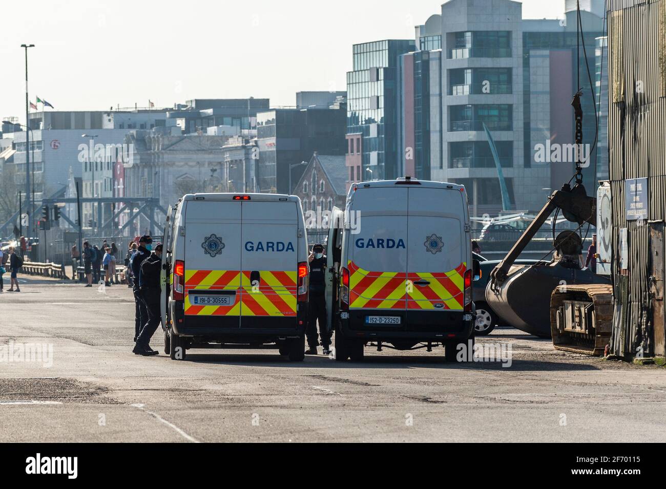 Cork, Irlanda. 3 Apr 2021. Centinaia di festaioli hanno trascorso il pomeriggio a bere al Kennedy Quay, Cork Docks, con le pinte da asporto dal vicino Goldbergs Bar. Viene nonostante le linee guida di salute pubblica che consigliano alle persone di rimanere entro 5 km dalle loro case e non di riunirsi in grandi gruppi. Il Garda Public Order Unit è arrivato per liberare il molo. Credit: AG News/Alamy Live News Foto Stock