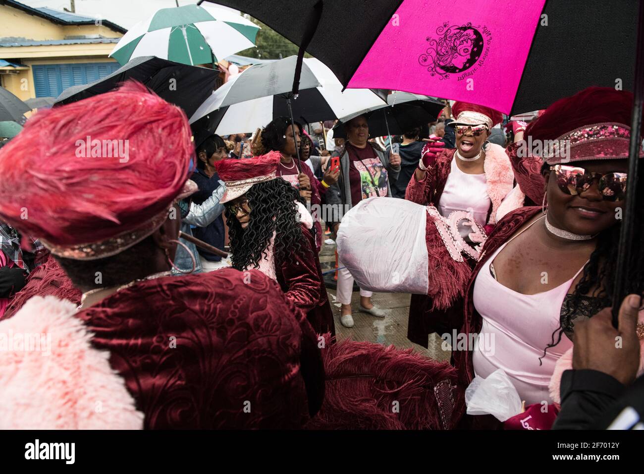 Lady Buckjumpers New Orleans Social Aid e Pleasure Club Second Line (Secondline) Danzatori parata la Domenica sotto la pioggia. New Orleans, Louisiana, Stati Uniti. Foto Stock