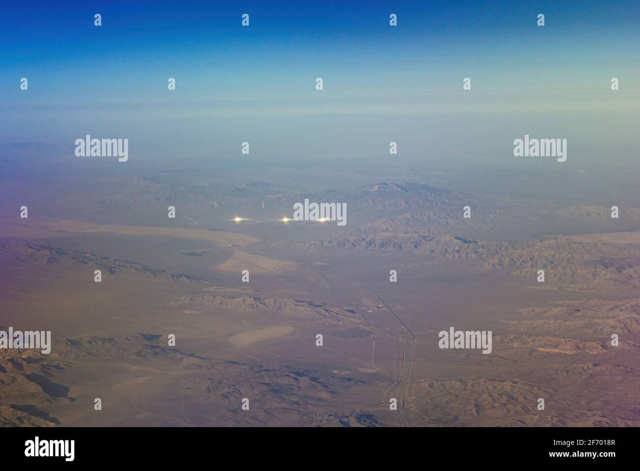 Eliostato solare che concentra i raggi del sole per produrre elettricità in Il deserto di Mojave Foto Stock