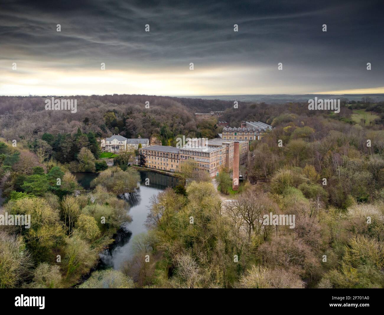 Cielo di alba sopra la vecchia valle inglese industriale di costruzione di mulino di cotone circondato da boschi campagna abbandonato sito di fabbrica. Derelict Pleasely vale Foto Stock