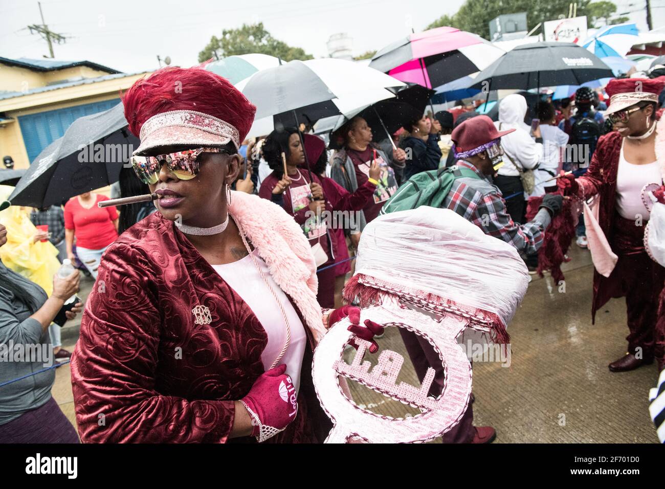 Lady Buckjumpers New Orleans Social Aid e Pleasure Club Second Line (Secondline) Danzatori parata la Domenica sotto la pioggia. New Orleans, Louisiana, Stati Uniti. Foto Stock