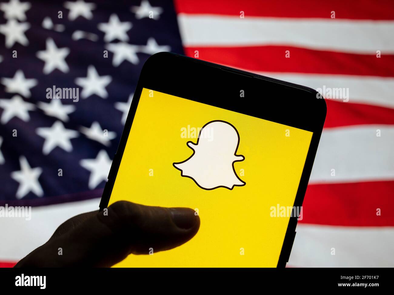 Cina. 27 Marzo 2021. In questa illustrazione fotografica viene visualizzato il logo Snapchat di messaggistica multimediale su uno smartphone con una bandiera degli Stati Uniti sullo sfondo. (Foto di Chukrut Budrul/SOPA Images/Sipa USA) Credit: Sipa USA/Alamy Live News Foto Stock