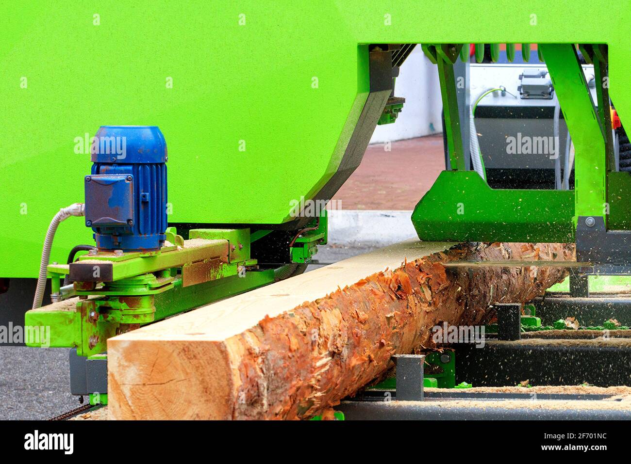 Le tavole di pino sono fatte da grandi tronchi su una moderna e potente segheria automatica. Primo piano, spazio per la copia. Foto Stock