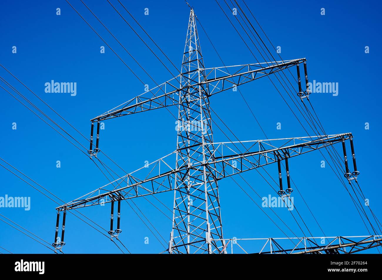 vista ravvicinata di un polo di potenza contro il cielo blu Foto Stock