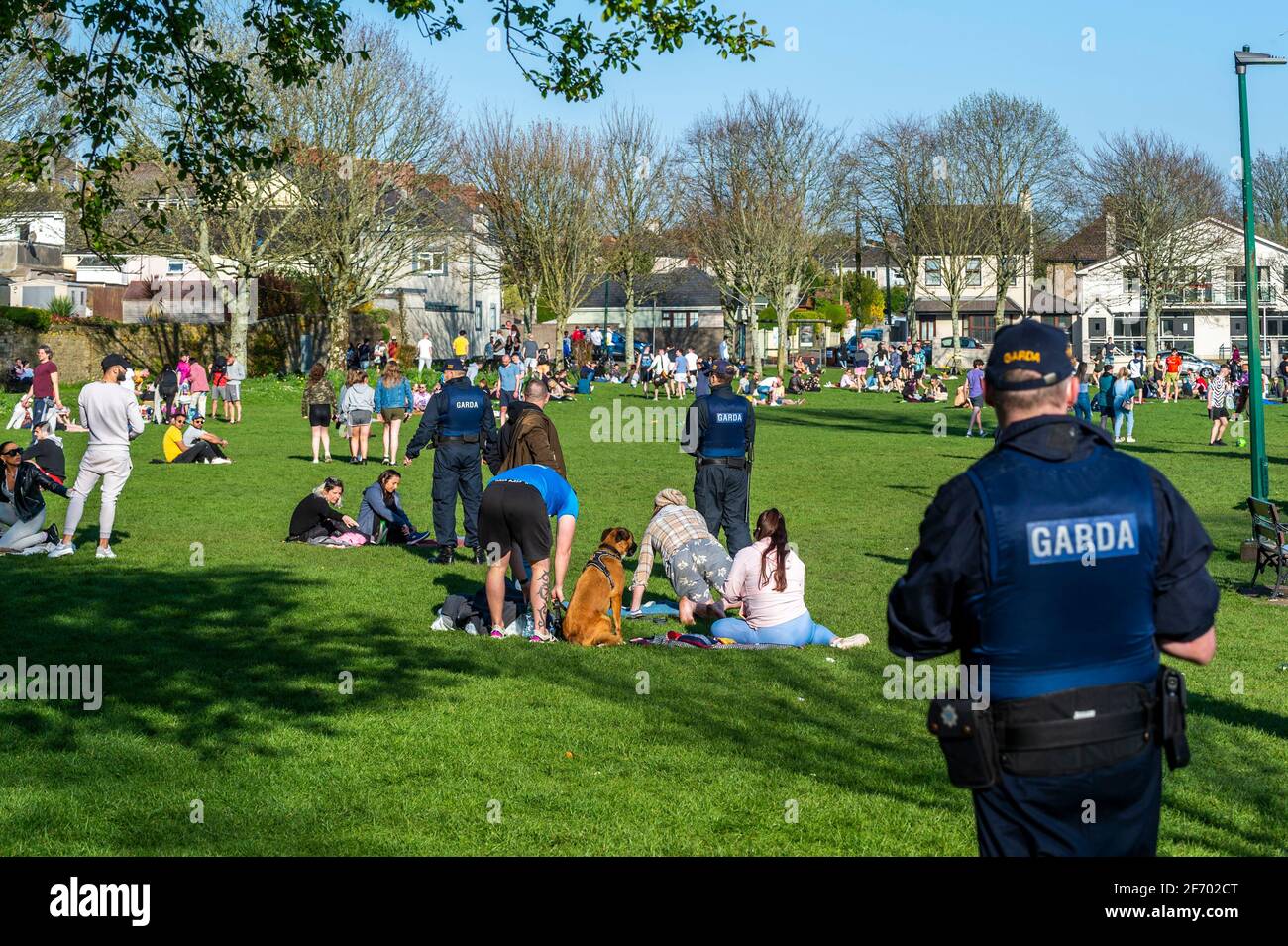 The Lough, Cork, Irlanda. 3 Apr 2021. La folla di persone beveva al Lough questa sera, in quella che era una ripetizione di scene di prima della settimana. L'unità pubblica d'Ordine del Garda arrivò presto e disperse le folle. Credit: AG News/Alamy Live News Foto Stock