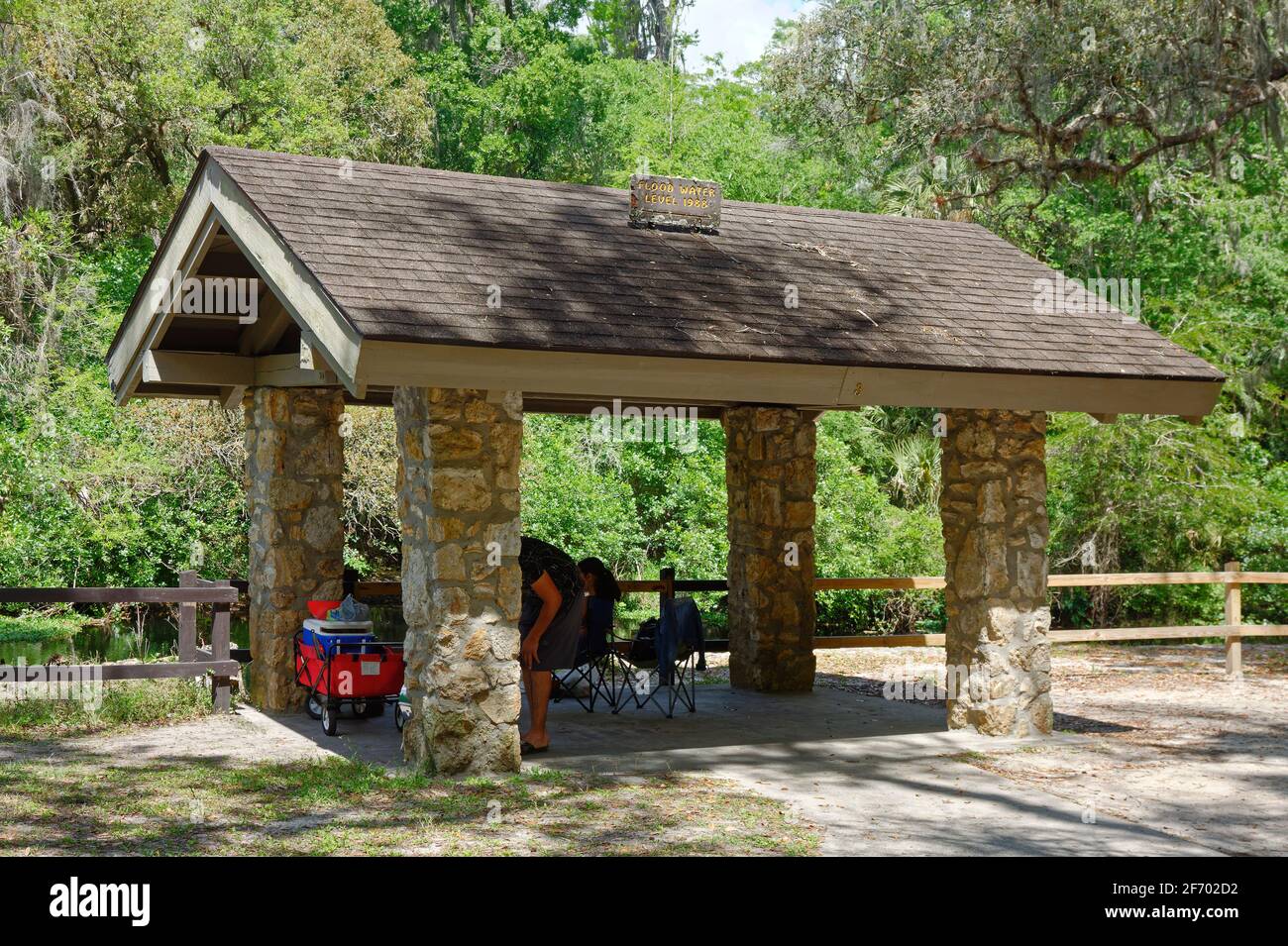 Rifugio che domina il fiume, alto livello di acqua marcatore sul tetto, 1988 alluvione, coppia che ha pic-nic, colonne di pietra, sole, Ombra, ricreazione, Florida, Hillsbor Foto Stock