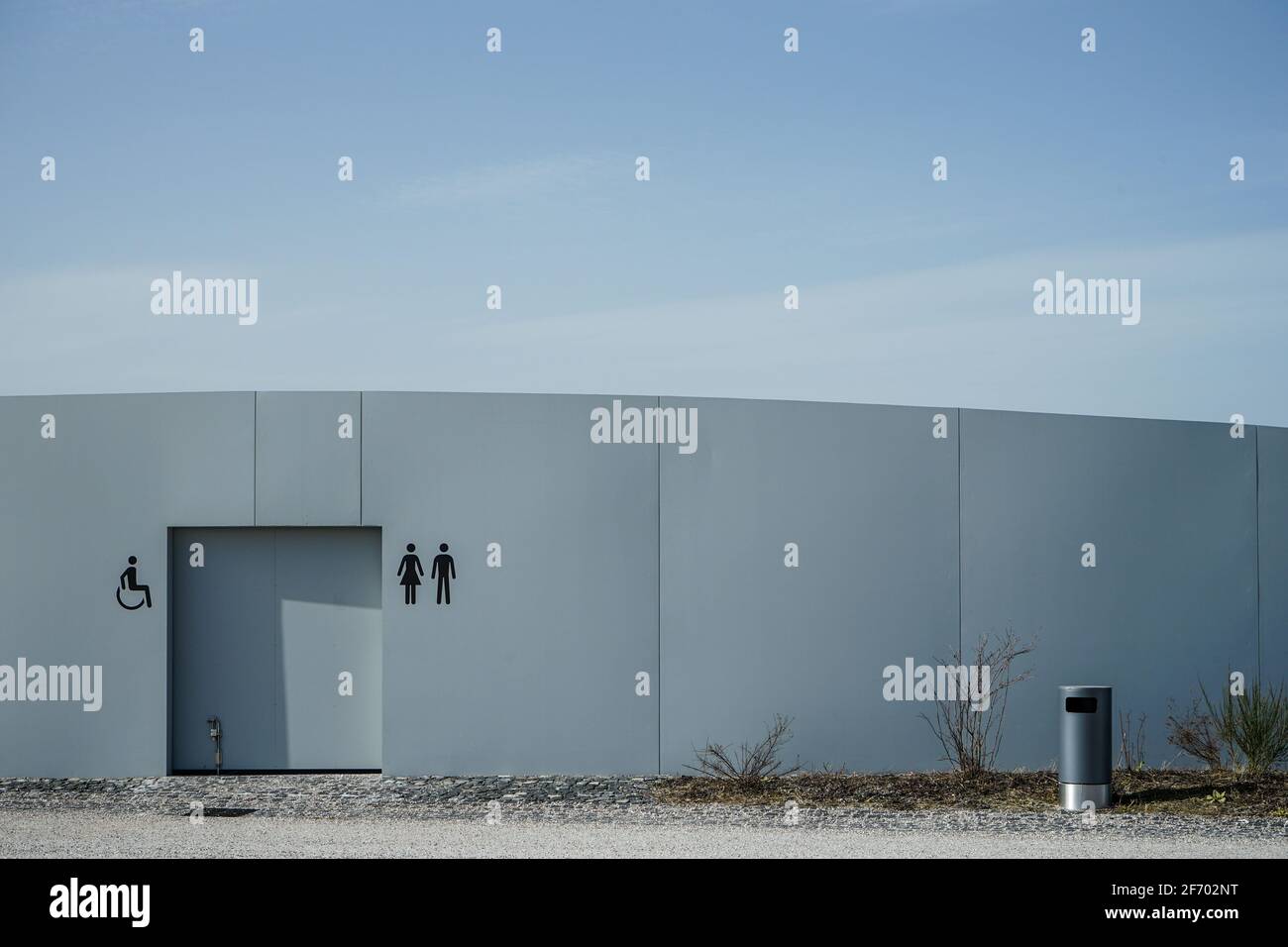 Allianz Arena durante il Corona Lockdown. Dove i turisti e i ventilatori di solito si trambusto circa, artigiani e lavoratori lavorano, c'è vuoto che gridano. Foto Stock