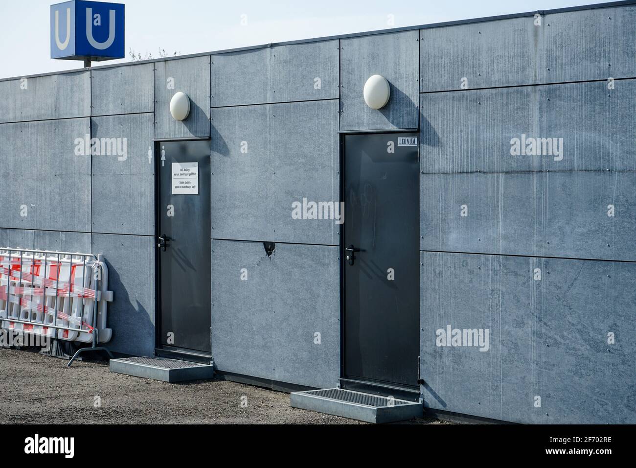 Allianz Arena durante il Corona Lockdown. Dove i turisti e i ventilatori di solito si trambusto circa, artigiani e lavoratori lavorano, c'è vuoto che gridano. Foto Stock