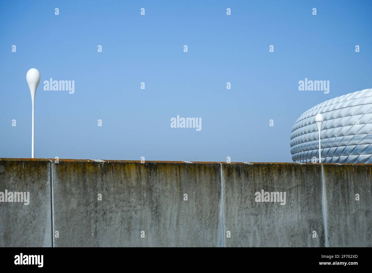 Allianz Arena durante il Corona Lockdown. Dove i turisti e i ventilatori di solito si trambusto circa, artigiani e lavoratori lavorano, c'è vuoto che gridano. Foto Stock