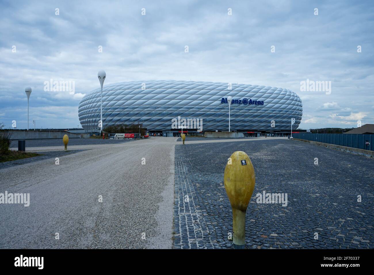 Allianz Arena durante il Corona Lockdown. Dove i turisti e i ventilatori di solito si trambusto circa, artigiani e lavoratori lavorano, c'è vuoto che gridano. Foto Stock