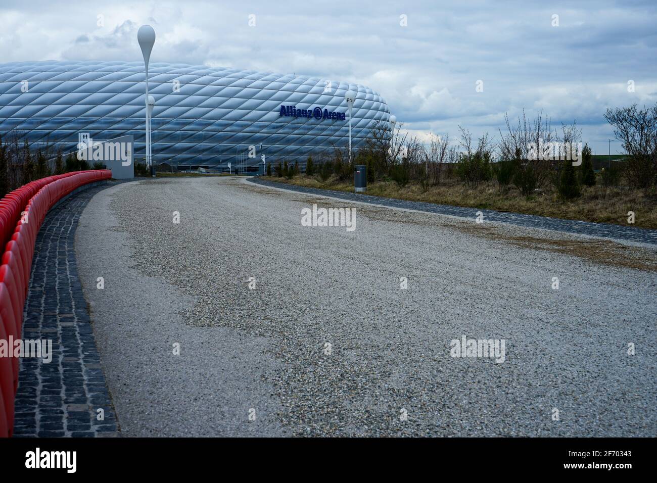 Allianz Arena durante il Corona Lockdown. Dove i turisti e i ventilatori di solito si trambusto circa, artigiani e lavoratori lavorano, c'è vuoto che gridano. Foto Stock