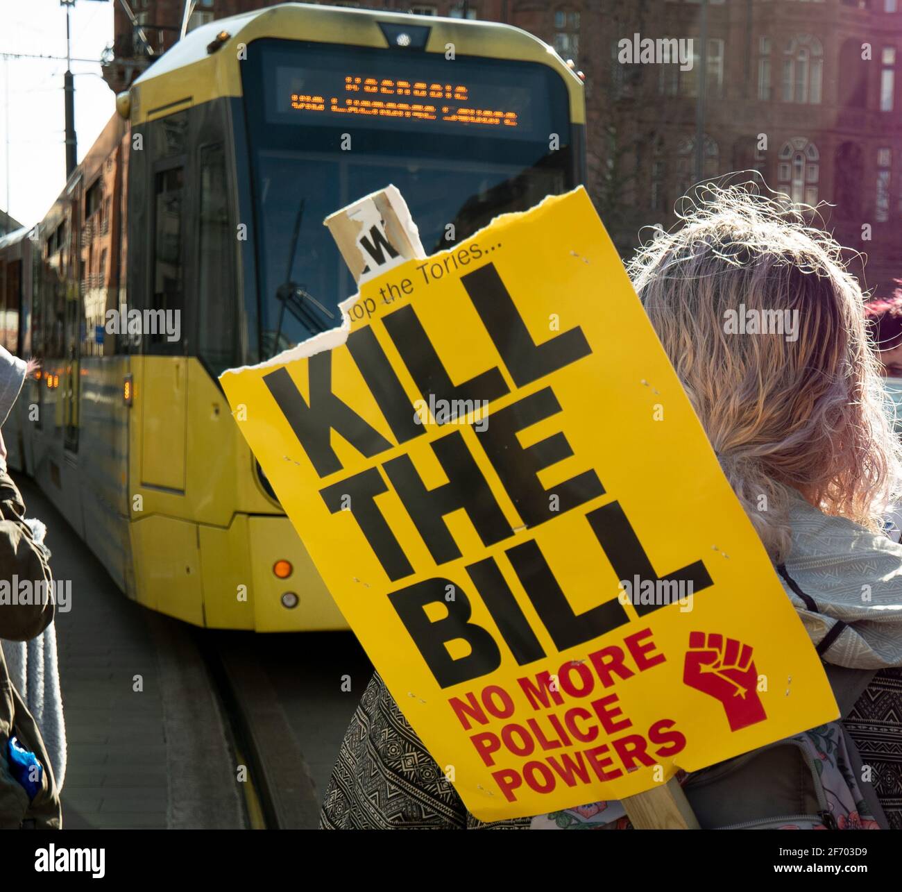 Manchester UK 3 aprile 2021. I tram sono bloccati in Piazza San Pietro. Uccidete la protesta dei manifestanti di Bill a Manchester. Credit: Gary Roberts/Alamy Live News Foto Stock