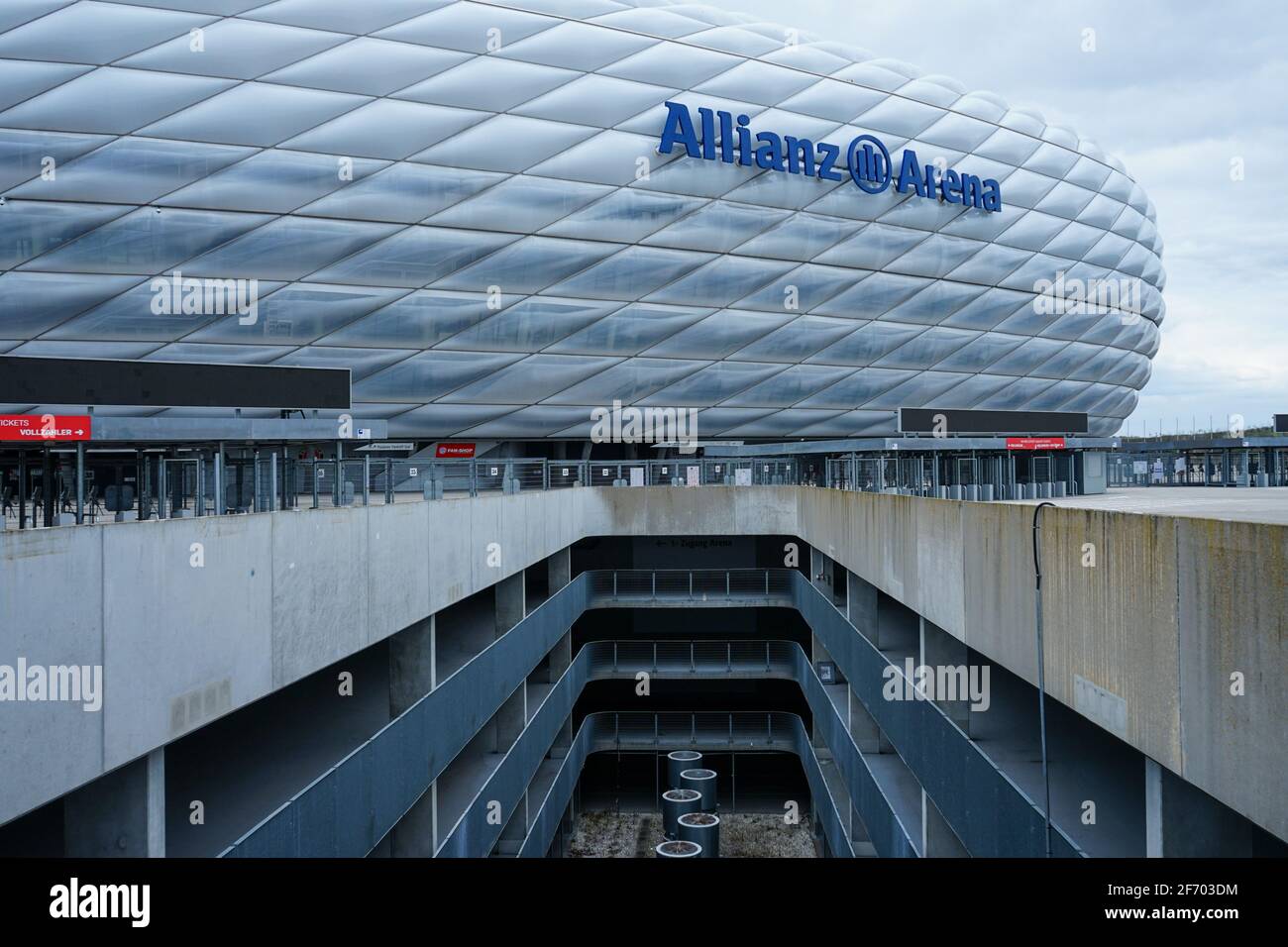 Allianz Arena durante il Corona Lockdown. Dove i turisti e i ventilatori di solito si trambusto circa, artigiani e lavoratori lavorano, c'è vuoto che gridano. Foto Stock