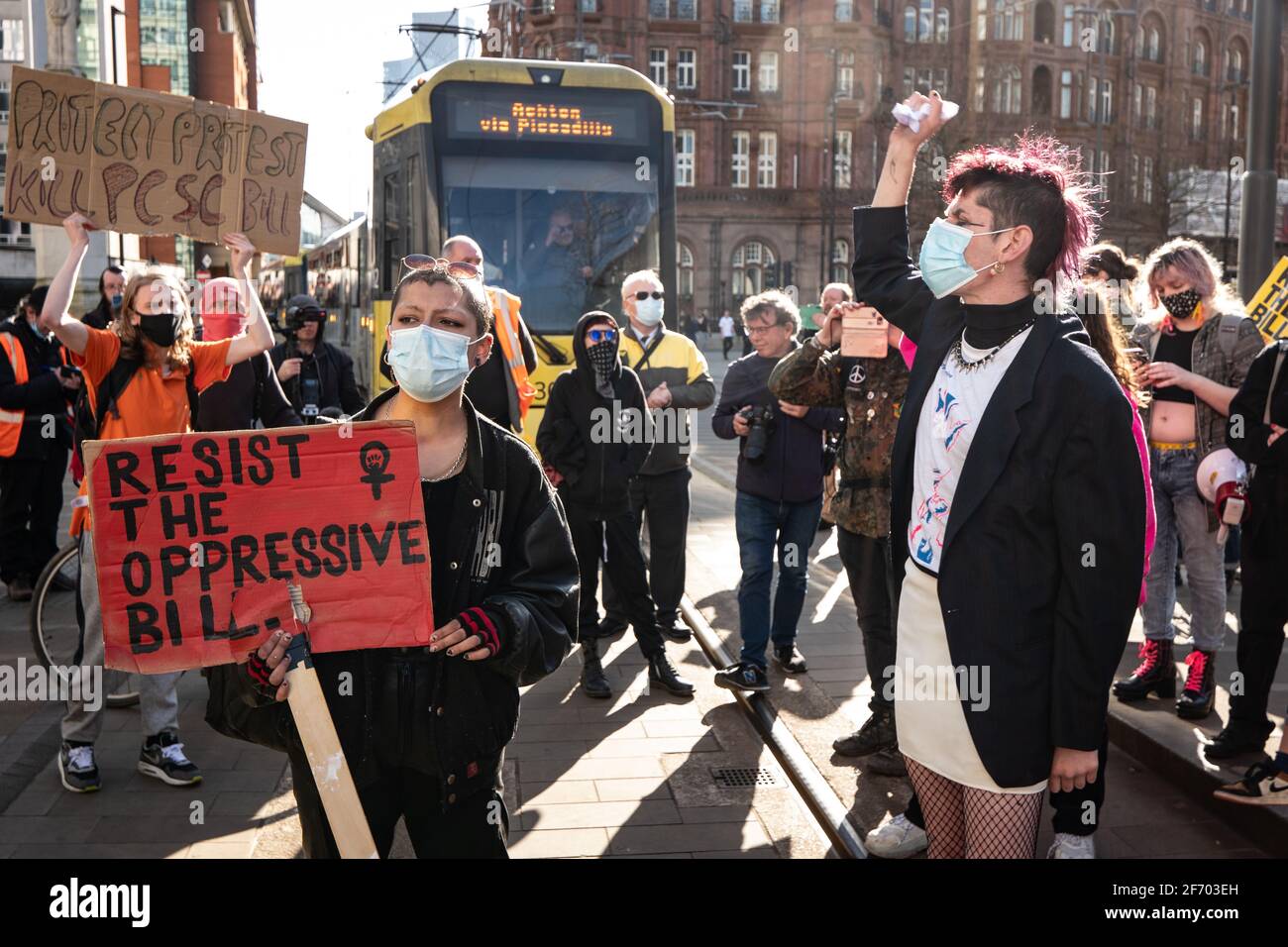 Manchester, Regno Unito. 3 aprile 2021. I tram sono bloccati in Piazza San Pietro. Uccidete la protesta dei manifestanti di Bill a Manchester. Credit: Gary Roberts/Alamy Live News Foto Stock