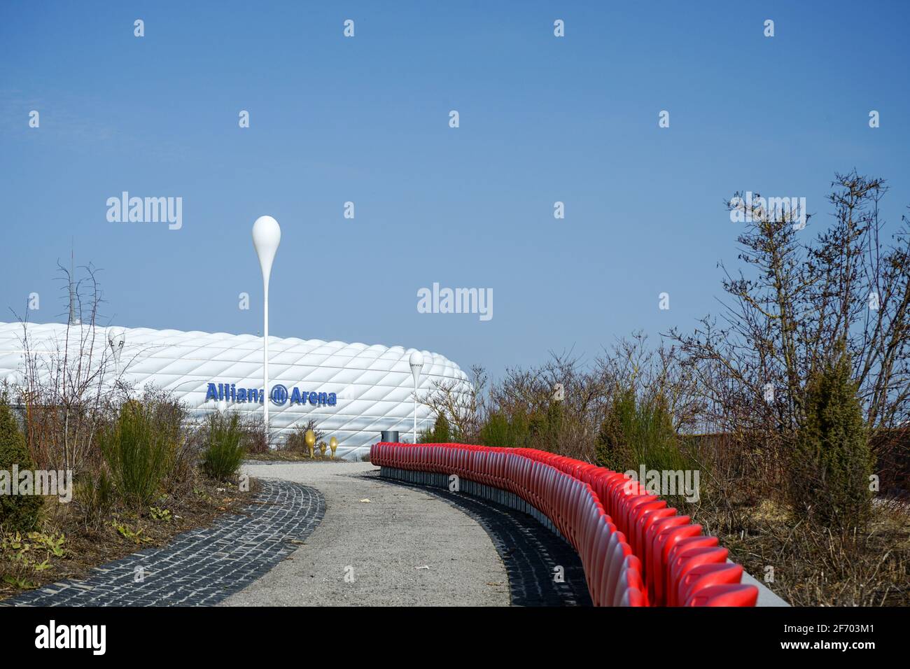 Allianz Arena durante il Corona Lockdown. Dove i turisti e i ventilatori di solito si trambusto circa, artigiani e lavoratori lavorano, c'è vuoto che gridano. Foto Stock