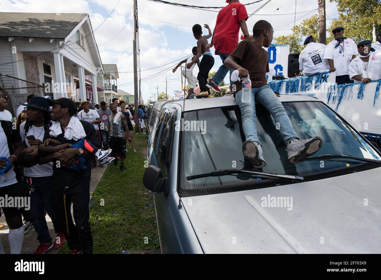 I bambini ballano sulle automobili durante la sfilata domenicale di Prince of Wales, New Orleans Social Aid e Pleasure Club Second Line (Secondline), New Orleans. Foto Stock