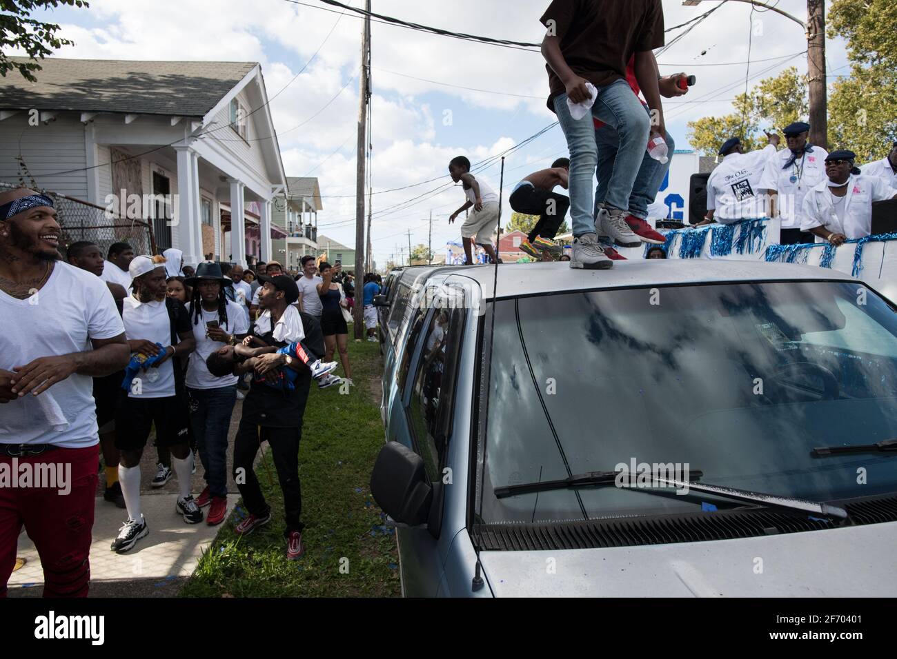 I bambini ballano sulle automobili durante la sfilata domenicale di Prince of Wales, New Orleans Social Aid e Pleasure Club Second Line (Secondline), New Orleans. Foto Stock