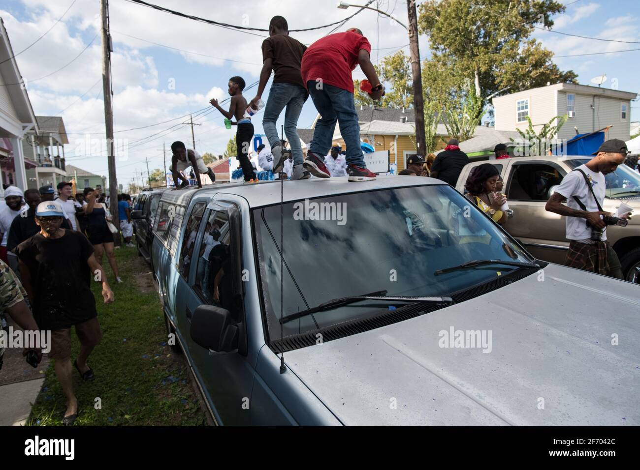 I bambini ballano sulle automobili durante la sfilata domenicale di Prince of Wales, New Orleans Social Aid e Pleasure Club Second Line (Secondline), New Orleans. Foto Stock