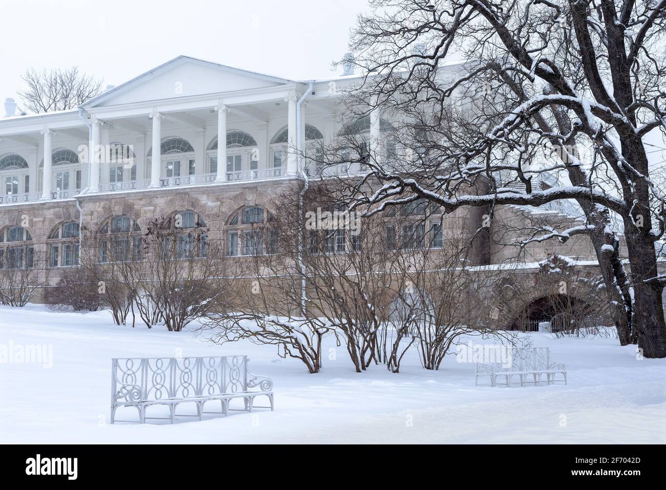 Tsarskoye Selo, San Pietroburgo, Russia – 16 febbraio 2021: Vista della Galleria Cameron in inverno innevato Catherine Park Foto Stock