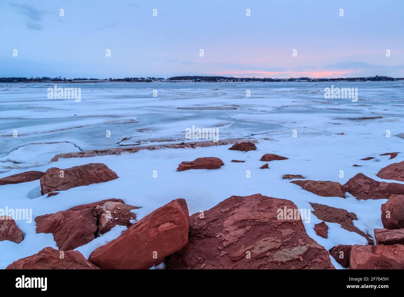 Fresche e rilassanti acque ghiacciate al crepuscolo, dopo il tramonto, nell'Isola del Principe Edoardo di Charlottetown, Canada Foto Stock