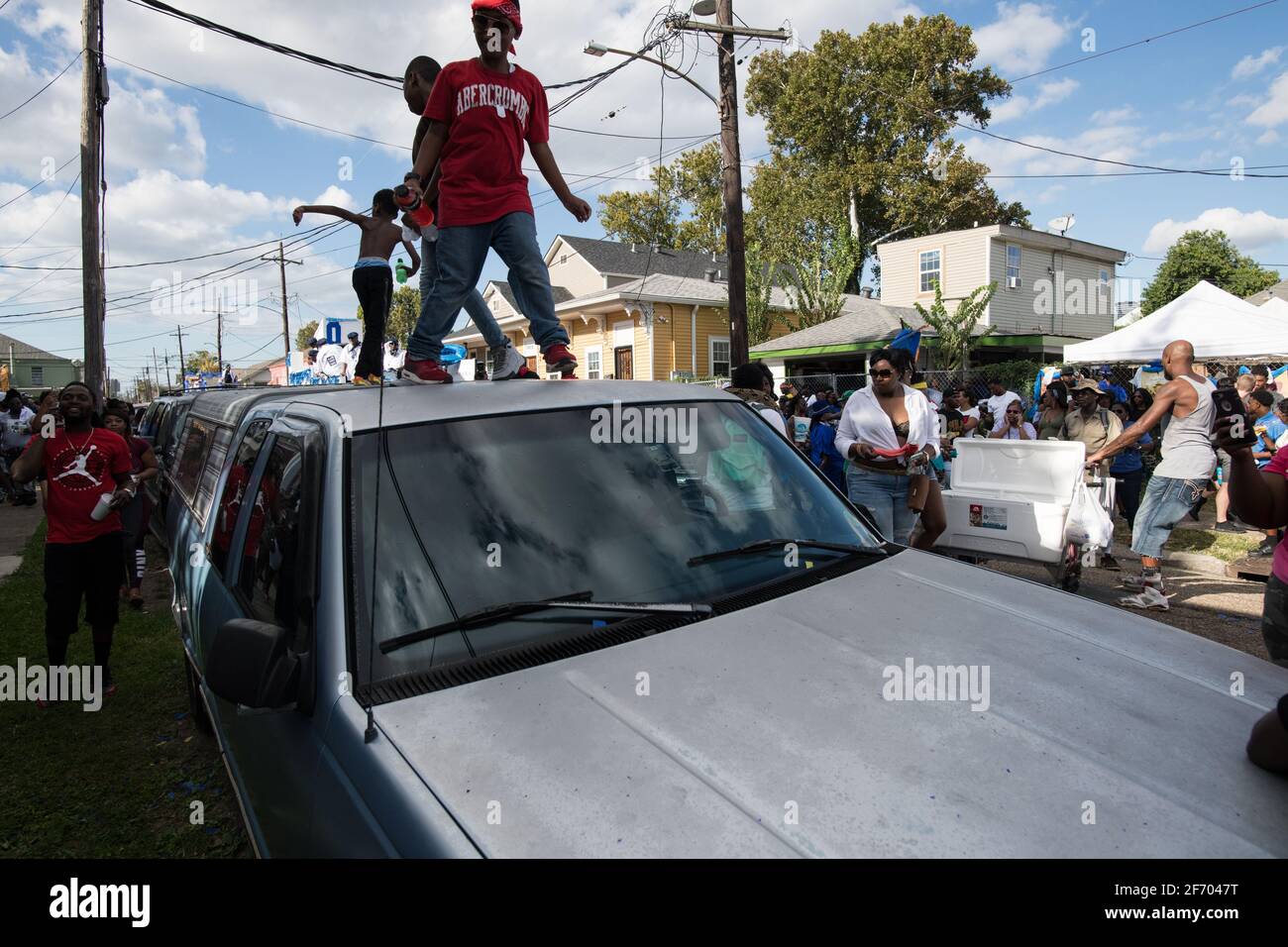I bambini ballano sulle automobili durante la sfilata domenicale di Prince of Wales, New Orleans Social Aid e Pleasure Club Second Line (Secondline), New Orleans. Foto Stock