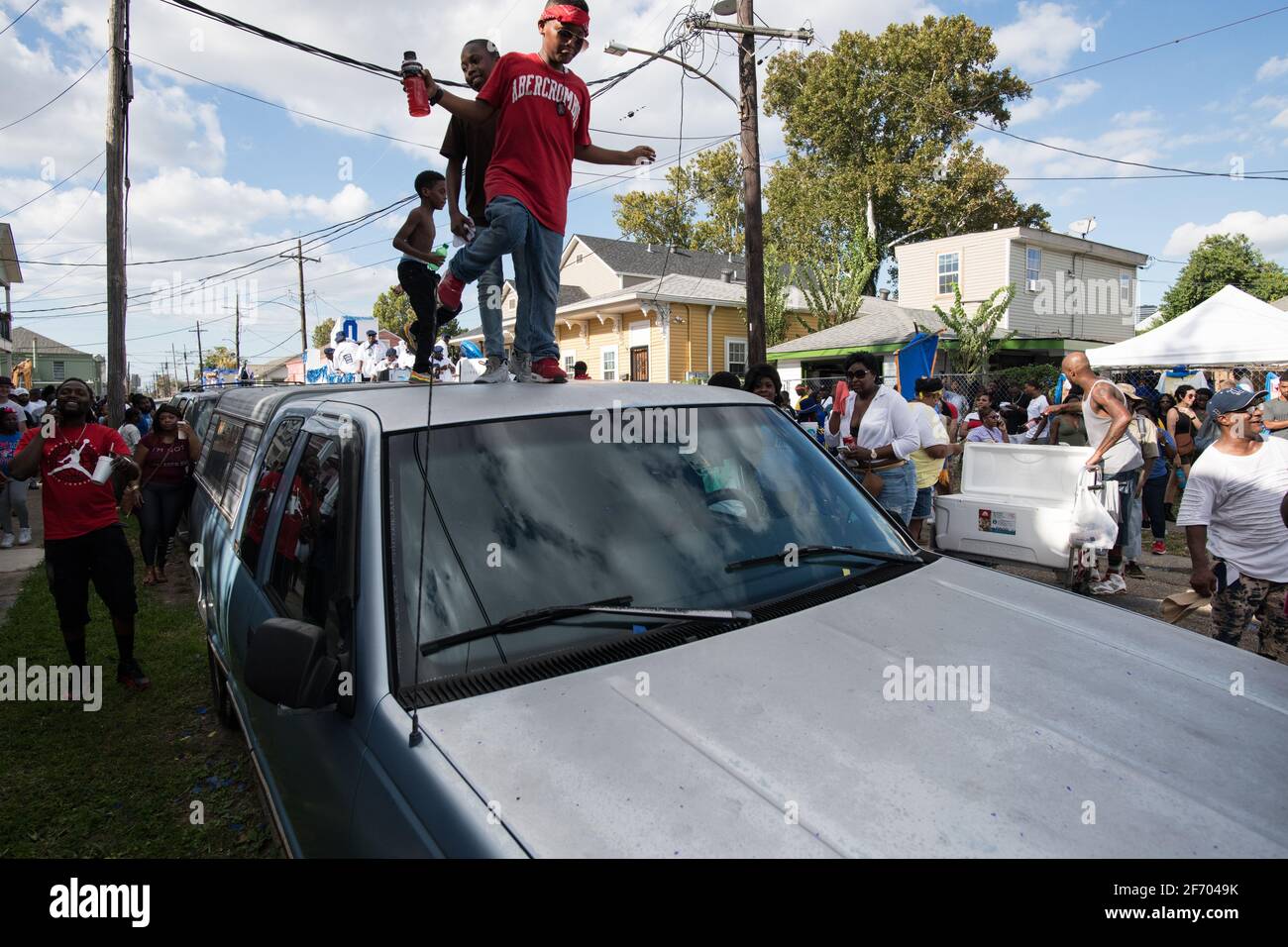 I bambini ballano sulle automobili durante la sfilata domenicale di Prince of Wales, New Orleans Social Aid e Pleasure Club Second Line (Secondline), New Orleans. Foto Stock