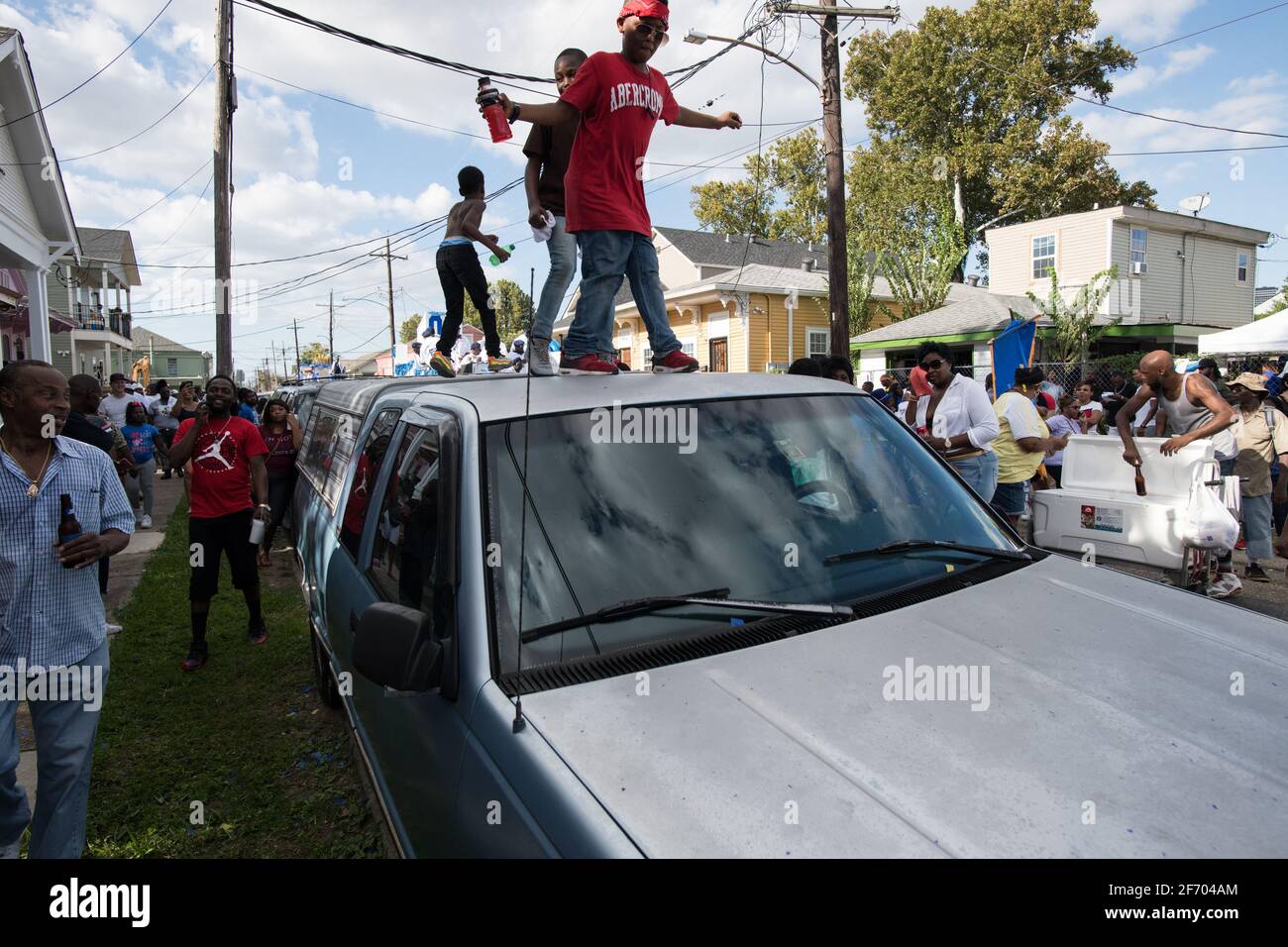I bambini ballano sulle automobili durante la sfilata domenicale di Prince of Wales, New Orleans Social Aid e Pleasure Club Second Line (Secondline), New Orleans. Foto Stock