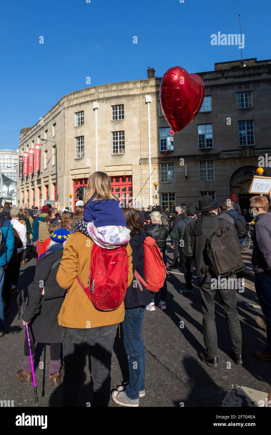 Bristol, Regno Unito, 3 aprile 2021. I manifestanti si sono riuniti sul College Green prima di marciare intorno al centro della città prima di una protesta seduta giù e discorsi hanno avuto luogo pacificamente con una presenza minima della polizia. Rob Hawkins / Alamy Live News Foto Stock