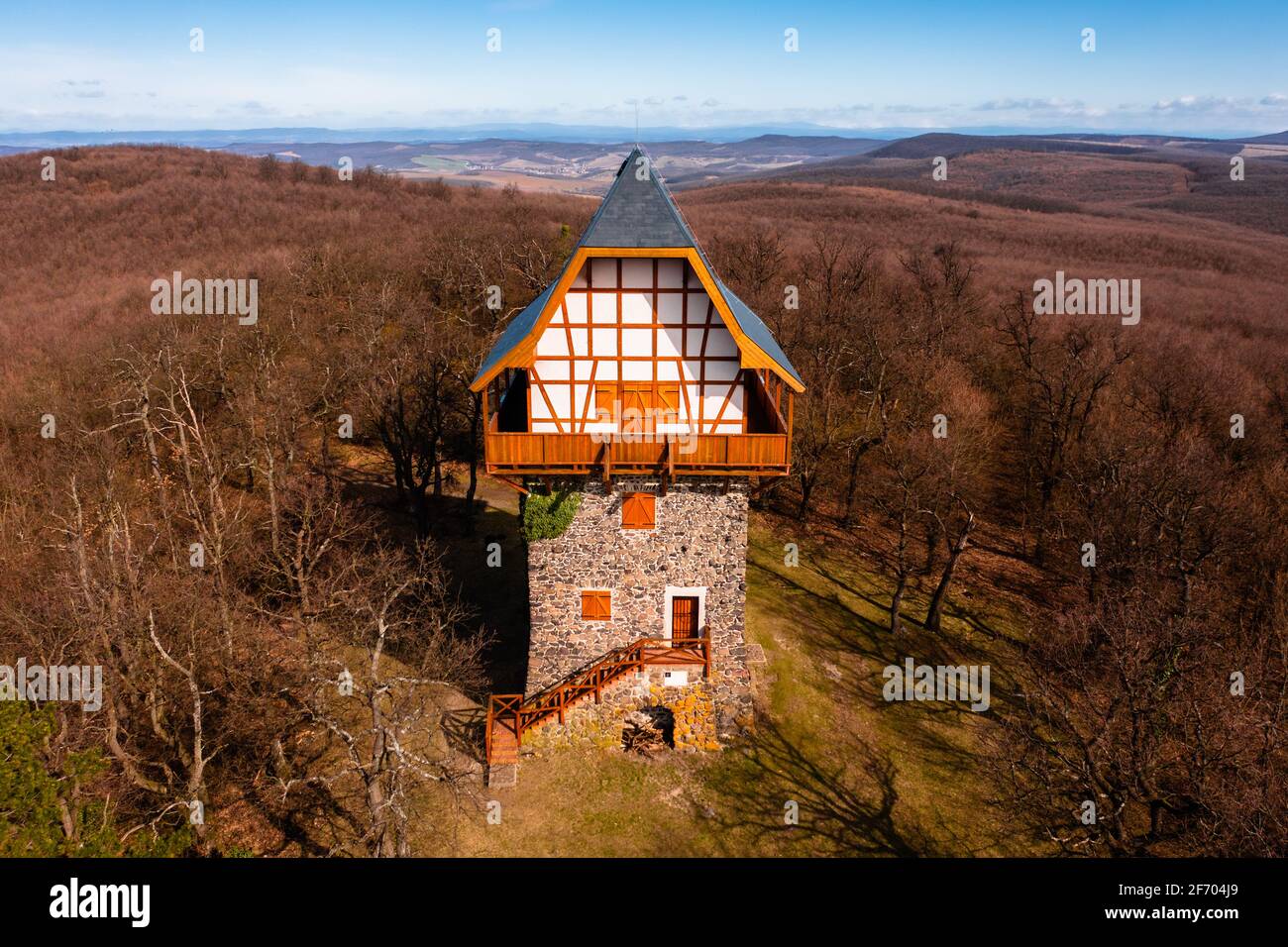 Buják, Ungheria - Vista aerea della famosa torre di osservazione Sasbérc, che è il punto più alto del monte Cserhát. Il nome ungherese è Sasbérci kilátó. Foto Stock