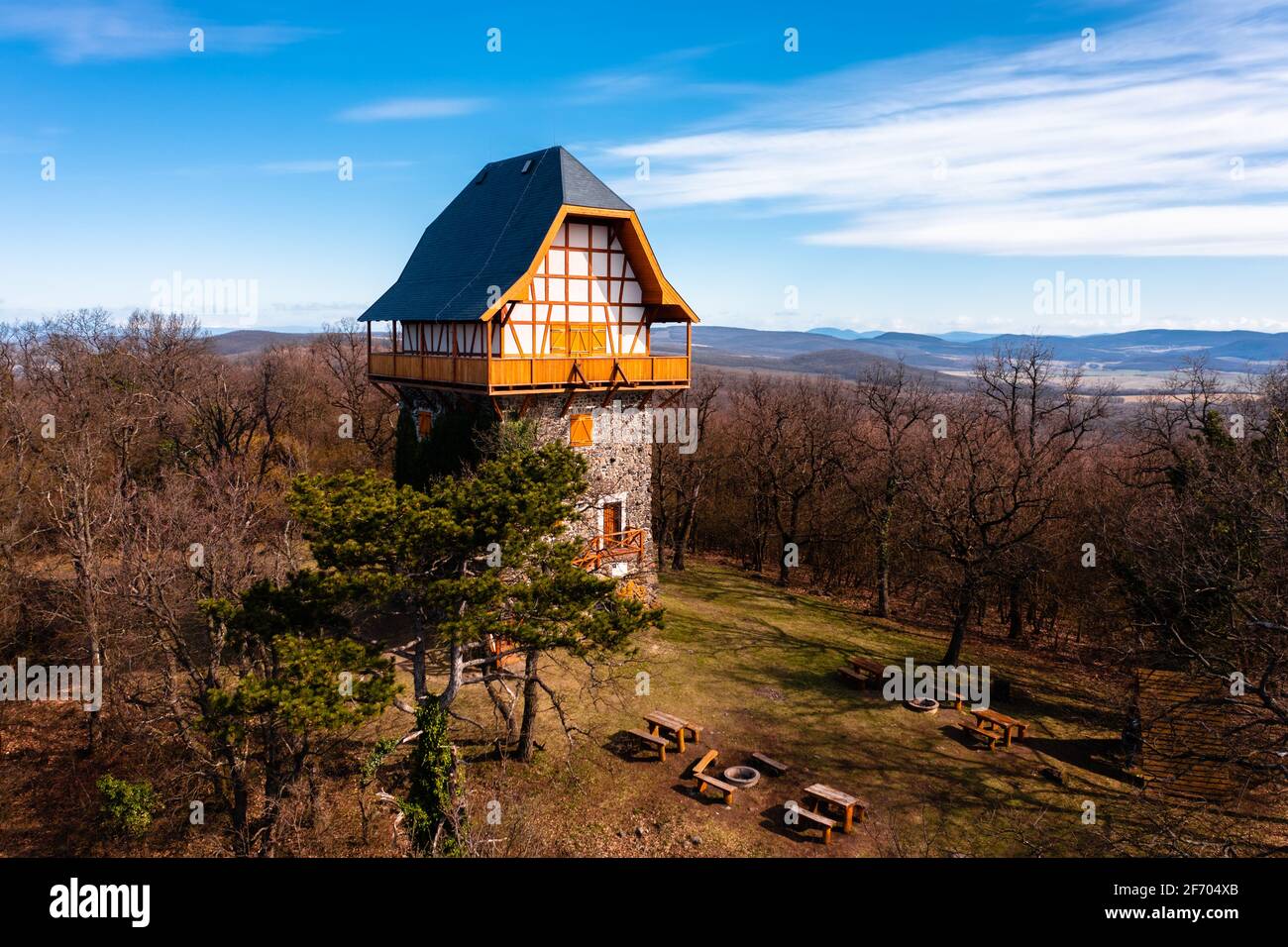 Buják, Ungheria - Vista aerea della famosa torre di osservazione Sasbérc, che è il punto più alto del monte Cserhát. Il nome ungherese è Sasbérci kilátó. Foto Stock