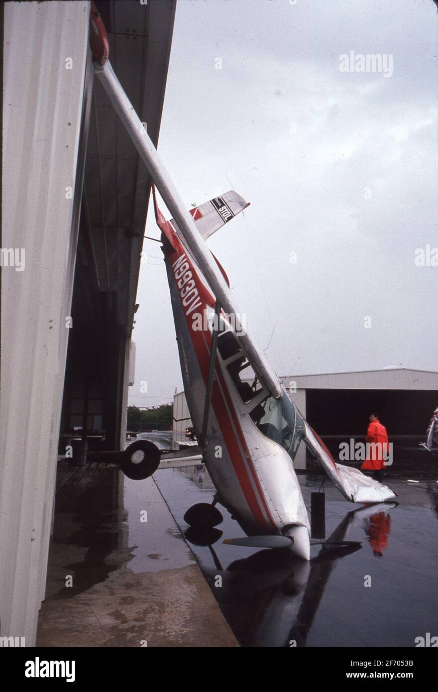 Piccoli aeroplani danneggiati da tempesta di vento presso la stanghetta privata vicino all'aeroporto di Austin, Texas. ©Bob Daemmrich Foto Stock