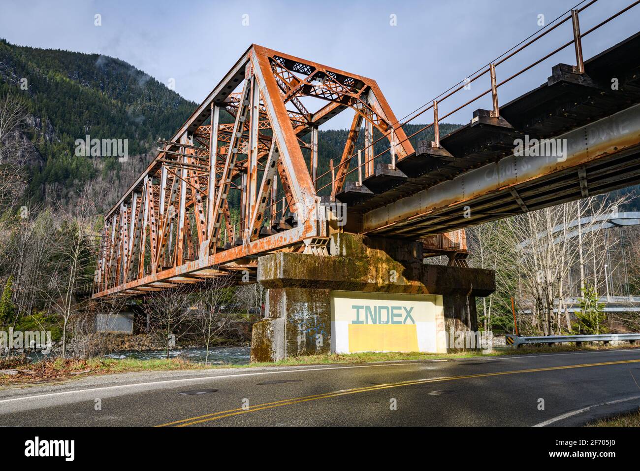 Segno dipinto per la città di Index nello stato di Washington Sotto un ponte ferroviario sull'ex ferrovia del Grande Nord Rotta ora gestita dalla società BNSF Foto Stock