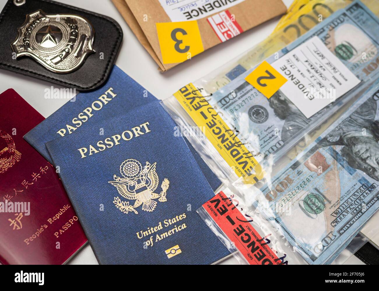 bollette in dollari e passaporti in unità di indagine penale, immagine concettuale Foto Stock