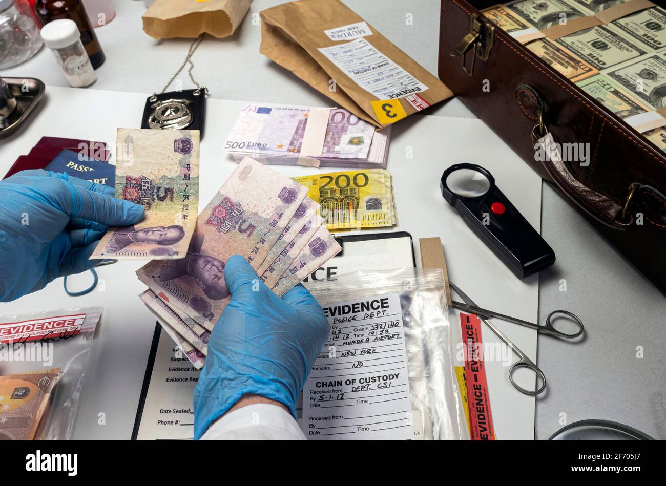 bollette in dollari e passaporti in unità di indagine penale, immagine concettuale Foto Stock