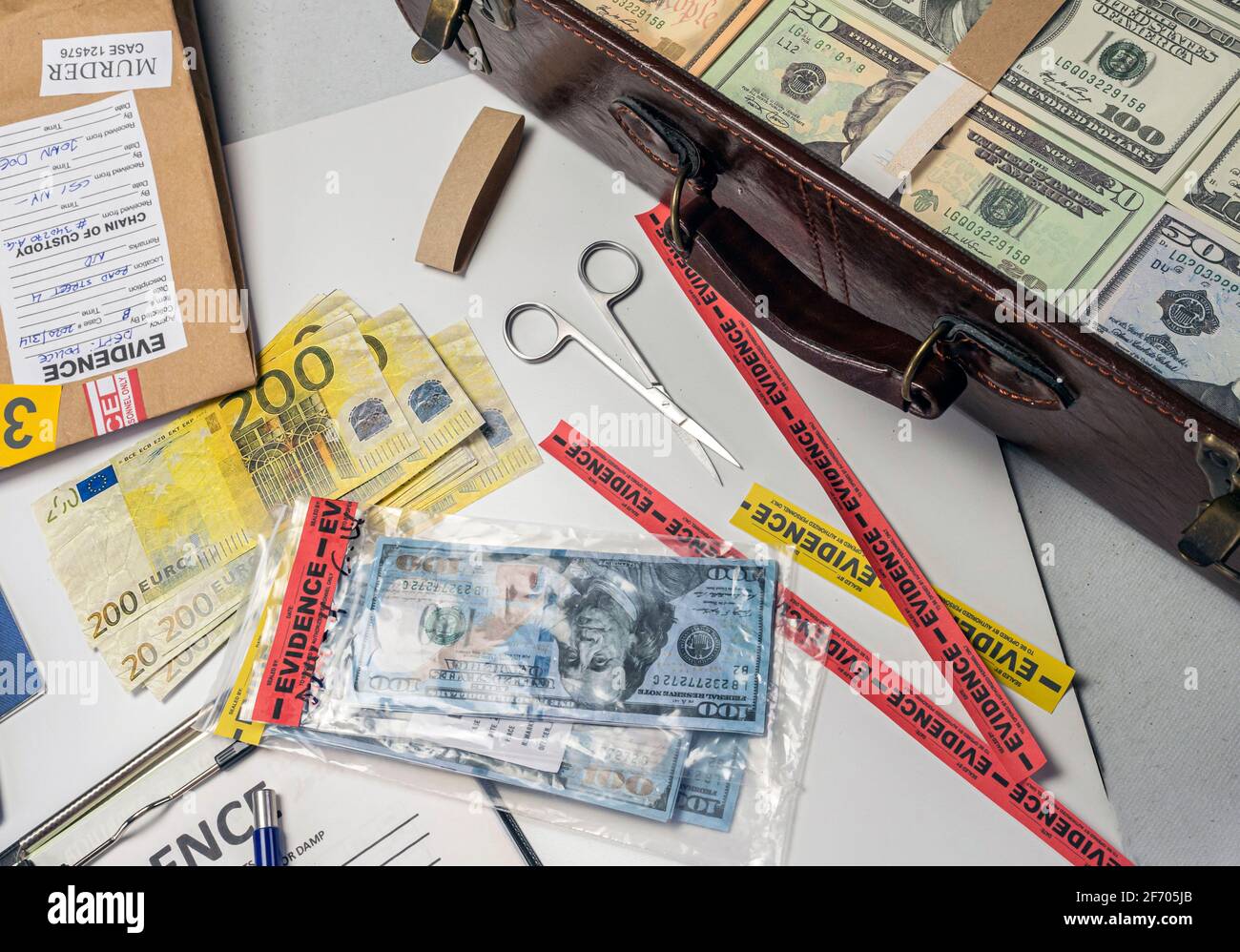 bollette in dollari e passaporti in unità di indagine penale, immagine concettuale Foto Stock