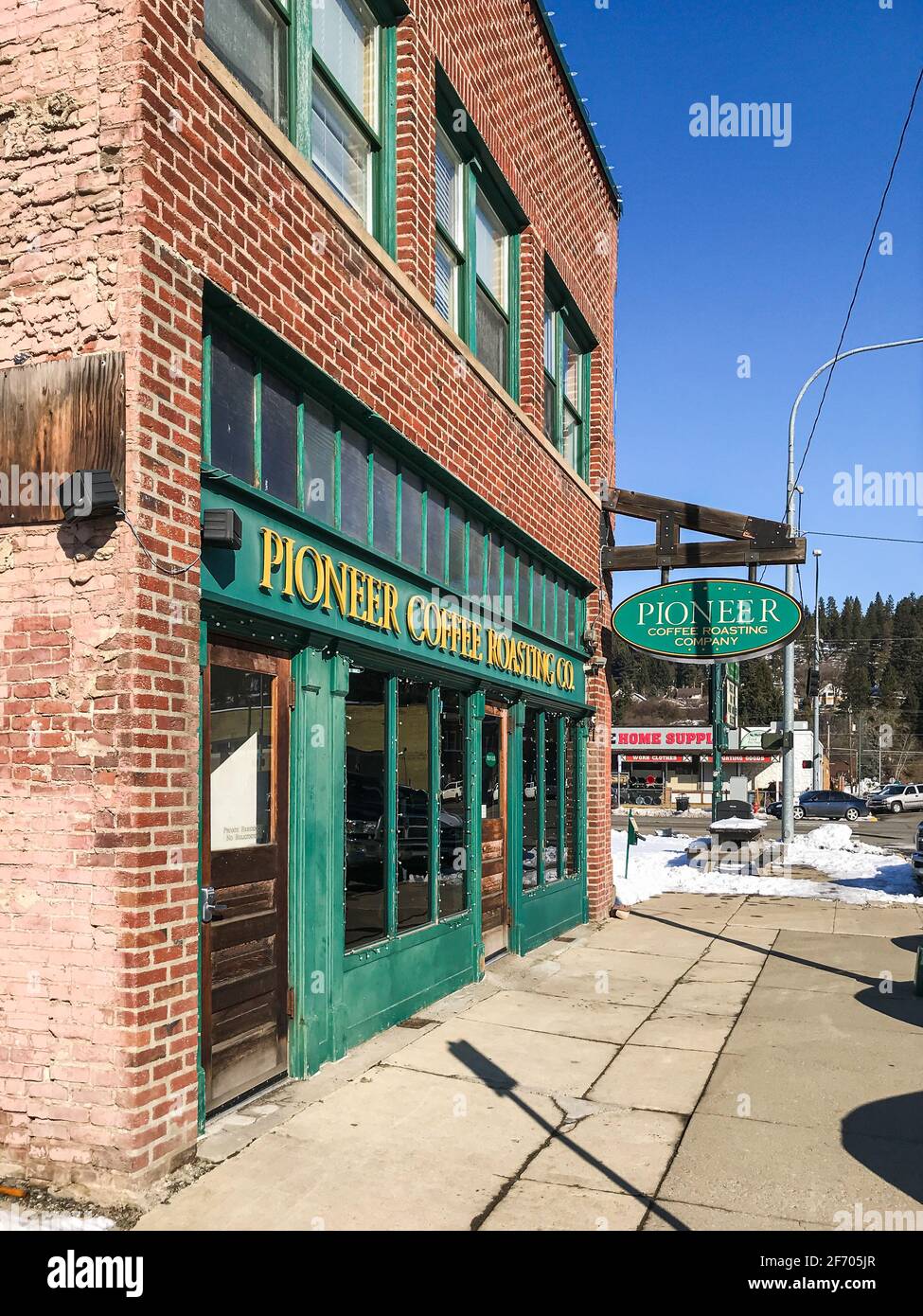 La Pioneer Coffee Roasting Company si trova a Cle Elum, nella contea di Kittitas, Washington, in una fredda mattinata invernale che offre ai viaggiatori una sosta di riposo Foto Stock