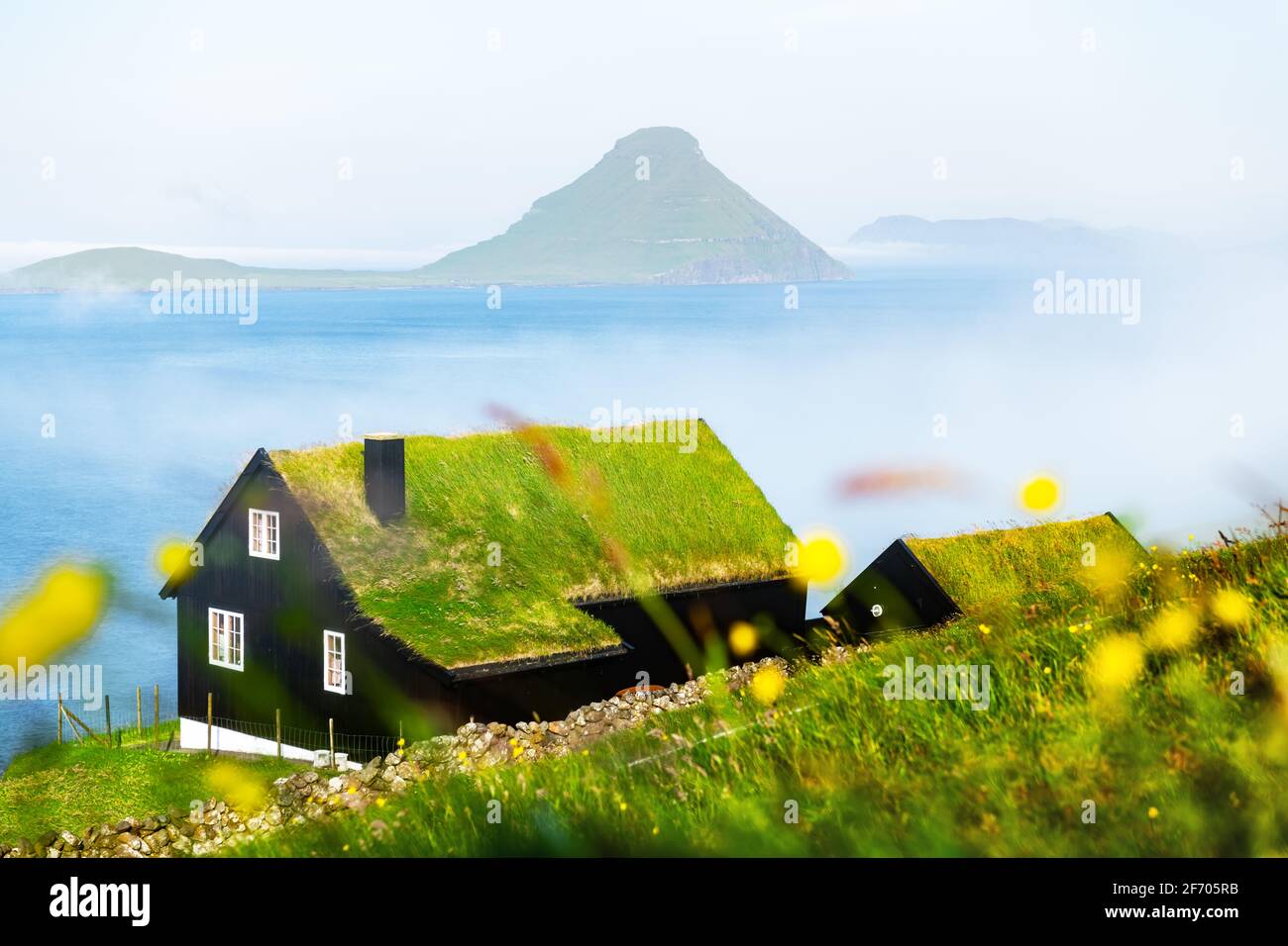 Vista mattutina di una casa con tetto tipico di erba in turf-top nel villaggio di Velbastadur sull'isola di Streymoy, isole Faroe, Danimarca. Foto orizzontale Foto Stock