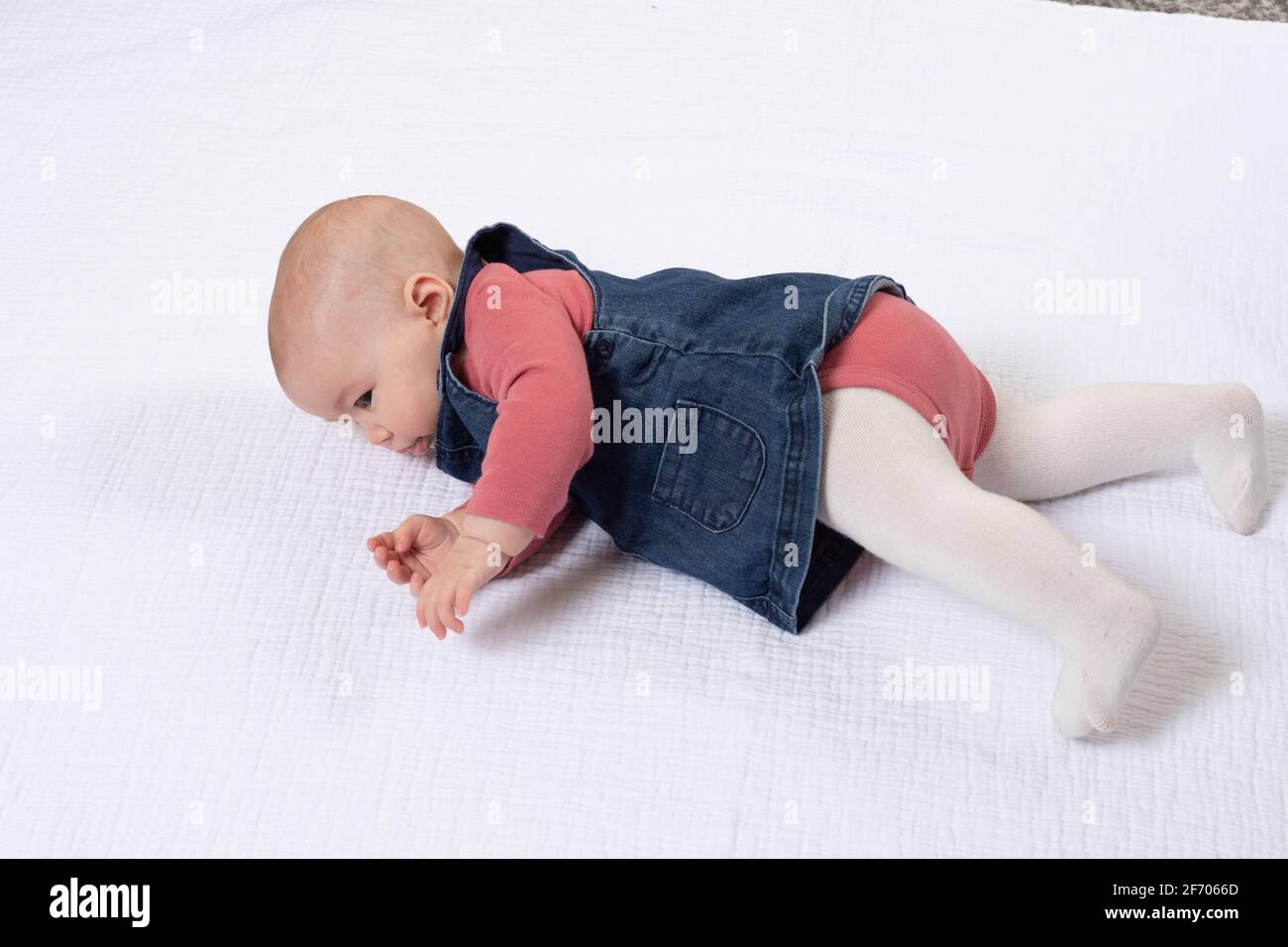 bambina di 4 mesi che rotola sopra da indietro a. serie anteriore 1 di 3 Foto Stock