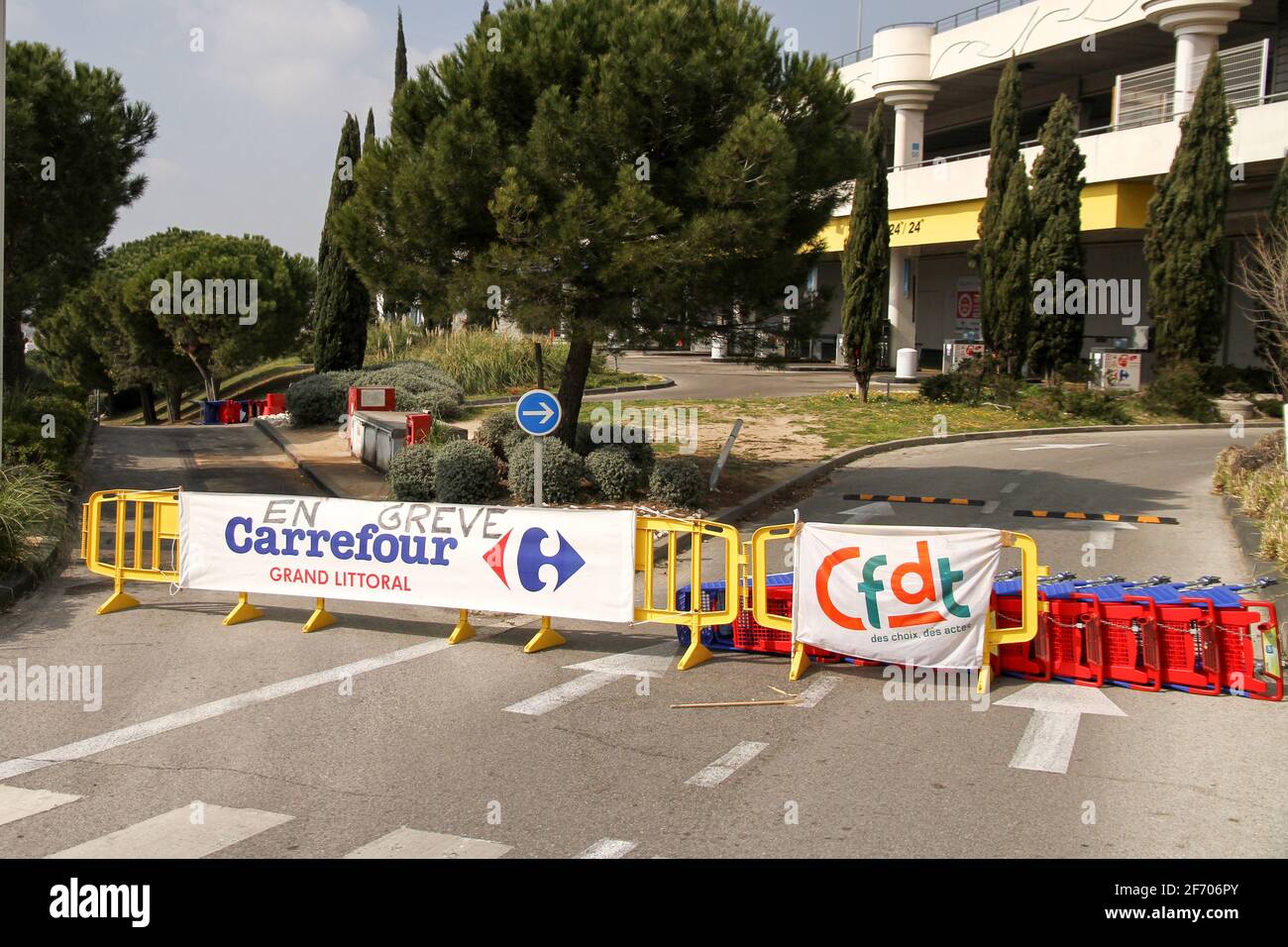 Marsiglia, Francia. 03 Apr 2021. L'ingresso alla stazione di servizio Carrefour di Marsiglia è bloccato con i carrelli durante lo sciopero. La CGT, la Confederazione Generale del lavoro (Confédération Générale du Travail) e la CFDT Confederazione Democratica Francese del lavoro (Confédération Française Démocratique du travail) I sindacati degli ipermercati di Carrefour France hanno lanciato uno sciopero nazionale per chiedere migliori condizioni di lavoro e un aumento dei salari. (Foto di Denis Thaust/SOPA Images/Sipa USA) Credit: Sipa USA/Alamy Live News Foto Stock