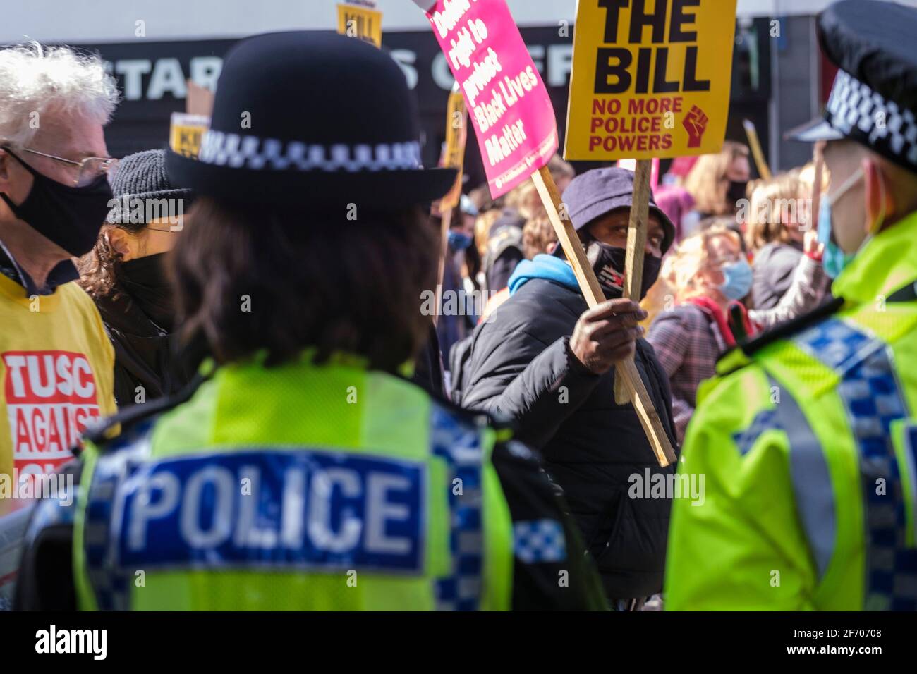 Sheffield, Regno Unito. 03 Apr 2021. Manifestanti alla protesta di ‘Kill the Bill contro la polizia, il crimine, la condanna e i tribunali Bill, a Sheffield, nel nord dell'Inghilterra, sabato 3 aprile 2021. Credit: Mark Harvey/Alamy Live News Foto Stock