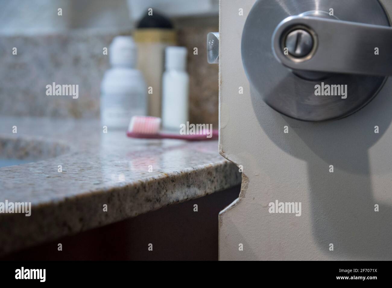Un taglio netto nella porta del bagno a causa della scarsa pianificazione e dell'artigianalità. Foto Stock