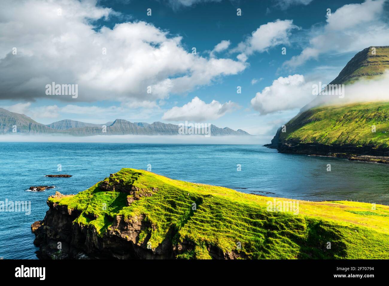 Vista pittoresca sulle verdi montagne delle isole faroesi vicino al villaggio di Gjogv sull'isola di Eysturoy, Isole Faroe, Danimarca. Fotografia di paesaggio Foto Stock