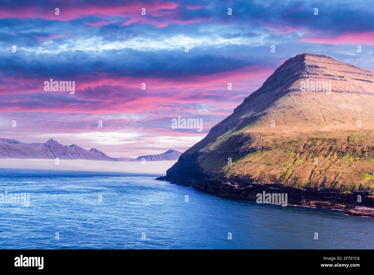Vista pittoresca sulle montagne delle isole faroesi vicino al villaggio di Gjogv sull'isola di Eysturoy, Isole Faroe, Danimarca. Fotografia di paesaggio Foto Stock