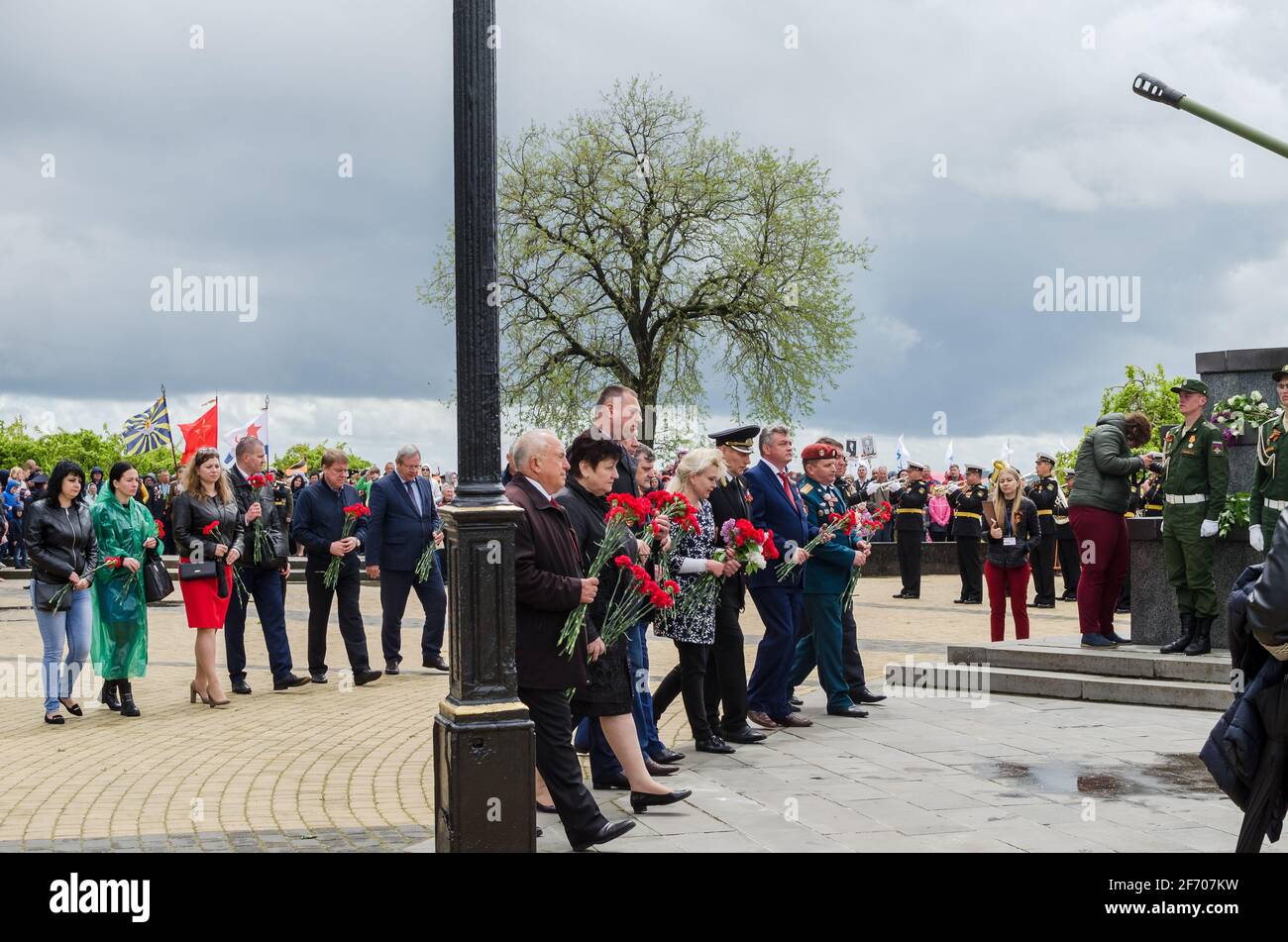Kerch, Russia 05 09 2019 : Festa della Vittoria della Parata. La gente partecipa all'azione patriottica Reggimento immortale. Stanno tenendo ritratti di persone che Foto Stock