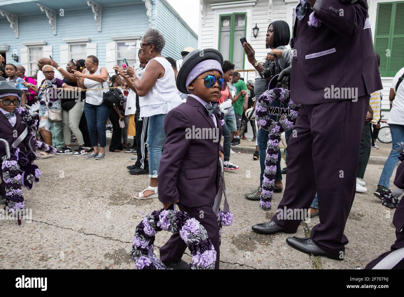 Giovani Olimpi, New Orleans Social Aid e Pleasure Club Second Line (Secondline) Danzatori parata sulla seconda linea Domenica. New Orleans, Louisiana. Foto Stock