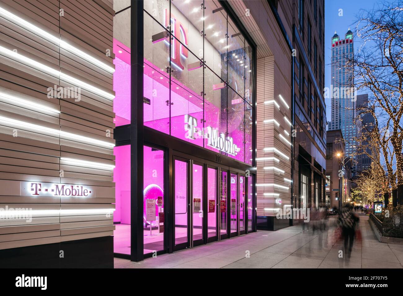 Interno del negozio di punta T Mobile su Michigan Avenue Foto Stock